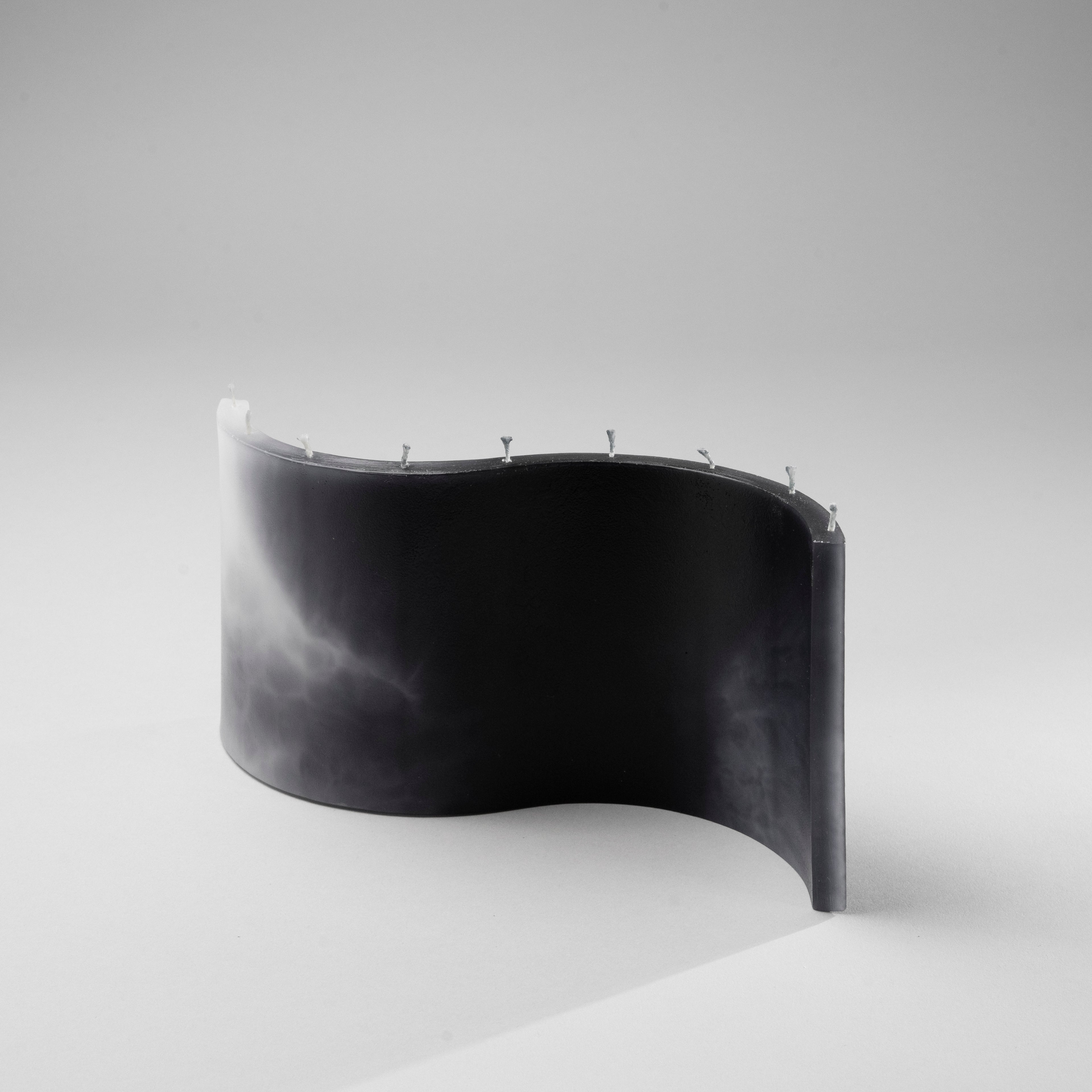 LUNARIS sculptural candle in black wax with white marbled veining